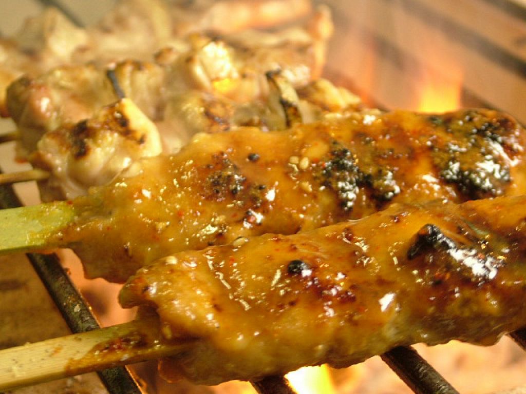 食欲をそそる香りが店中に…口に入れた瞬間、肉汁と香ばしさが…
