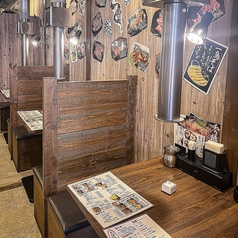 穏やかな時間を過ごせる2名様専用テーブル席は、日常のひとときにも特別なデートにも最適。ほどよい距離感と落ち着いた雰囲気が、おふたりだけの時間を心地よく演出。会話も食事もゆっくり楽しめる、贅沢で上質な空間で忘れられないひと時をお過ごしください。