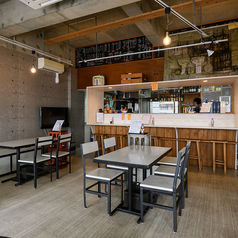 調理風景が目の前で楽しめるカウンター席は、ひとり飲みやカップルでの利用にぴったりです。出来立ての料理を味わう贅沢なひとときが待っています。シンプルなデザインのカウンターは、落ち着いた雰囲気を醸し出し、リラックスした時間を提供します。美味しい料理と共に、心温まる会話を楽しむのに最適な空間です。