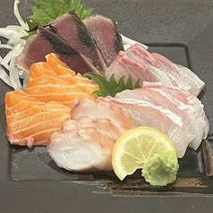 新鮮なお造り＆種鶏鶏モモ肉たたきなど人気メニューも♪土曜日の単品利用も大歓迎！単品飲み放題は1,500円~の写真