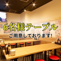 【様々な内装でお出迎え◆】大衆感溢れるフロアは肩肘はらずにお食事を楽しめるスペースとなっております！お席を繋げて６名様以上の中大規模のご宴会も大歓迎です♪