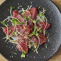 様々な部位をご用意！鮮度抜群の馬刺しなどの極上肉を。