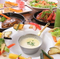 オーナーシェフが全て鉄板でお作りしますので、出来立てのアツアツお料理がお召し上がり頂けます。旬の野菜を使用したお料理や人気の手づくりハンバーグ、黒毛和牛のステーキなどご堪能下さいませ。