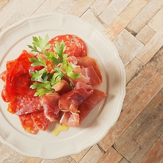 生ハムとサラミの盛り合わせ