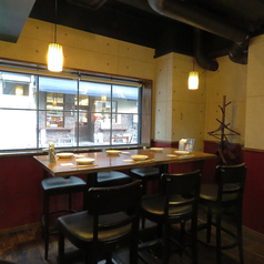 【テーブル席 3名様×2卓】ゆったりとお食事を楽しめるテーブル席をご用意。3名様掛けのお席はデートやご友人とのお食事に♪