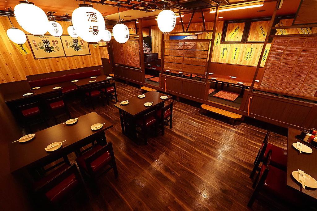 懐かしい大衆酒場の雰囲気で活気ある店内は、時間を忘れ気の合うお仲間やご友人と楽しい御宴会に最適