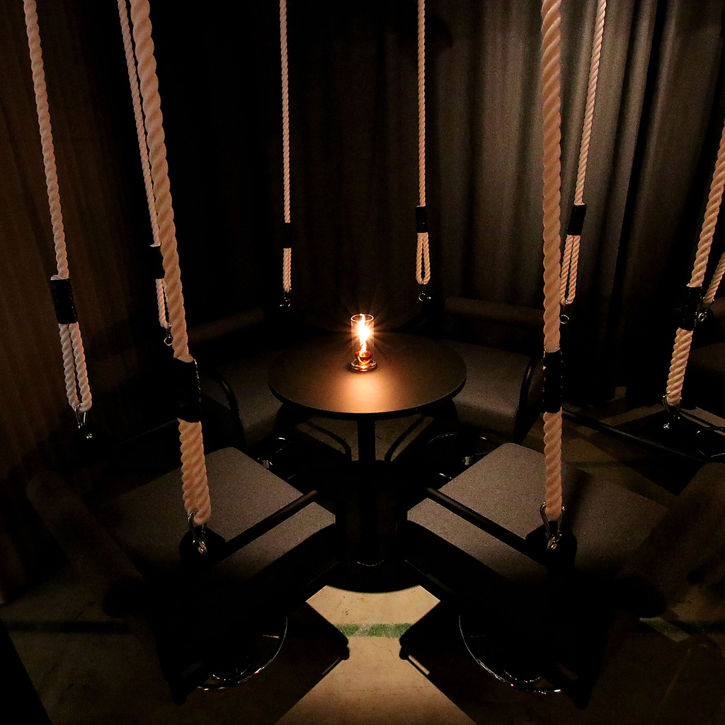 １番人気のおしゃれなブランコ席で愉しむ、本格カクテル