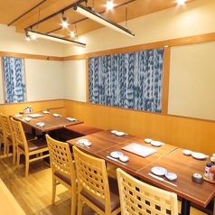 【個室テーブル席】開放感溢れる個室も完備しております。プライベートなシーンでのご利用の際も周りを気にせずゆったりとお過ごしいただけます。