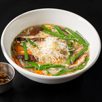 【中華粥】丁寧に時間をかけ炊き上げたスープに、野菜の旨味が溶け込んだ心温まる味わい深い逸品◎