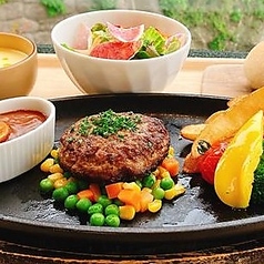 大人もお子様も楽しめる！熱々の鉄板で召し上がれ