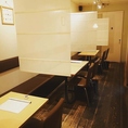 当店のテーブル席は、お客様の用途に合わせて柔軟に組み替えることができます。上部のパーテーションが柔らかな仕切りとなり、隣の席を気にせずにお過ごしいただける設計です。女子会など、特定の人数でのご予約も随時承っております。お席の確保やレイアウトのご希望については、スタッフまでお気軽にお問い合わせ下さい。