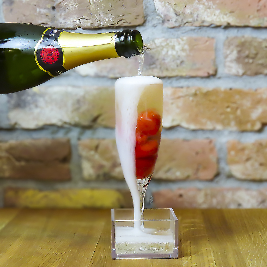 お客様の目の前でお注ぎするパフォーマンスも大人気♪フルーツ丸ごと使用したスパークリングワイン！