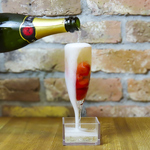 お客様の目の前でお注ぎするパフォーマンスも大人気♪フルーツ丸ごと使用したスパークリングワイン！