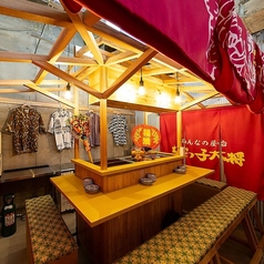 屋台を模したカウンター型のテーブル席を多数ご用意。いずれも暖簾で仕切ることができ、お客様だけの半個室空間としてゆったりお過ごしいただけます。博多・中洲気分を味わえるのに、屋内だから季節を問わず快適◎ 気の知れたお仲間やご家族の皆様とワイワイ盛り上がってくださいね♪※貸切可能の屋台ブースは2台ございます