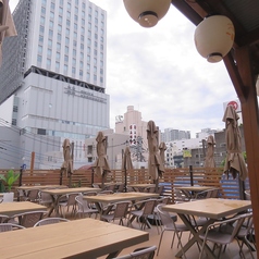 親しいご友人との楽しいお集まりに最適な、居心地の良い屋外席です。周囲を気にすることなく、ワイワイと賑やかに調理やお食事を堪能できるカジュアルな雰囲気が魅力となっています。お休みの日のちょっとしたお出かけや、いつもの仲間との特別な思い出作りにぴったりなリフレッシュ空間です。