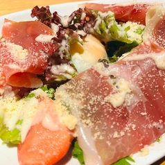 生ハムと温泉たまごのシーザーサラダ