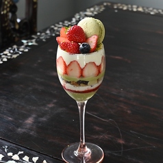 いちごとピスタチオのパフェ