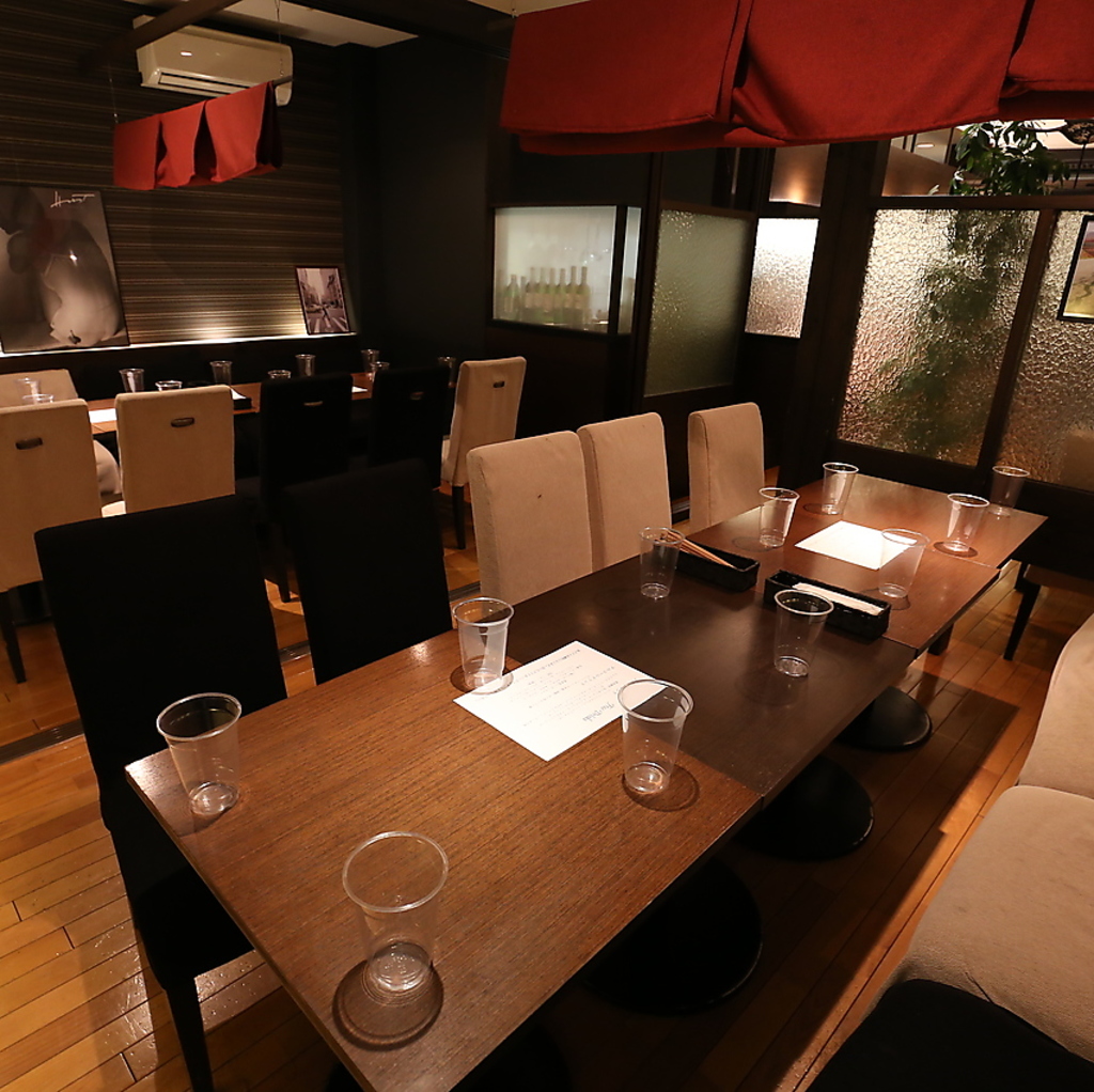 席は全席半個室。ゆっくりお寛ぎ頂けるテーブル席やソファ席・カウンター席をご準備しております。