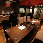 席は全席半個室。ゆっくりお寛ぎ頂けるテーブル席やソファ席・カウンター席をご準備しております。