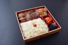 8 .岐阜県名産《三種盛焼肉弁当》ごはん大盛り