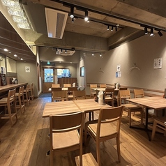 広々とした空間でゆったりと食事を楽しめる、4名様用のテーブル席。人数に合わせてレイアウトも可能なので、少人数でのお食事はもちろん、6名様や8名様などグループでの集まりにもオススメです。仕事帰りの飲み会や宴会など、シーンを問わずご利用いただけます！