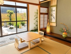 昼は柔らかな陽光が差し込み、夜はライトアップされた情緒あふれる庭園を望む小上がりのお座敷席です。靴を脱いで足を伸ばし、ゆったりとお寛ぎいただけます。ご友人とのカフェランチから落ち着いた夜のディナータイムまで、大切な方と特別な時間を過ごすのに最適。季節の移ろいを感じる和の空間で贅沢なひとときを。