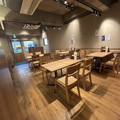 4名様用のテーブル席は、友人とのランチや仕事終わりの飲み、宴会など幅広いシーンでご利用可能！人数に合わせてテーブルを繋げることもできるので、4名様以上での集まりでも安心です。ゆったりと座って、お店名物のうどんや逸品料理とお酒を心ゆくまでお楽しみいただけます。