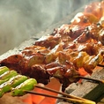 本格炭火で炙る絶品串焼きは手作りで毎日串打ち！炭焼きで1本1本丁寧にふっくらジューシーに焼き上げます♪