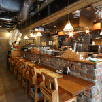 お仕事帰りのお食事やデートに◎カウンター席はオープンキッチンライブ感をお楽しみいただけます。