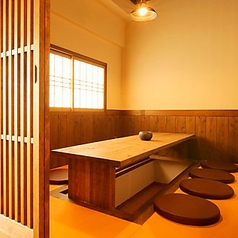 長時間の宴会でも足元を気にせずリラックスできる掘りごたつ席の完全個室を完備しております。広々としたスペースで、ゆったりと寛ぎながらお食事をお楽しみください。