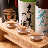 地酒飲み比べ三種！京都の地酒を飲み比べでもお楽しみいただけます。すっきり飲みやすいものから、日本酒らしいパンチのあるお酒まで、種類の異なる3種をお楽しみいただけます。内容は季節によって異なります。