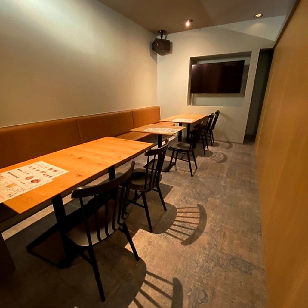 ゆっくりとお食事をお愉しみ頂けるテーブル席・個室をご用意しております。