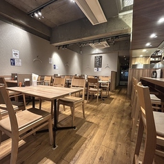 少人数でのお食事や飲み会に最適な4名様用のテーブル席。隣のお席とは程よい距離感で、気兼ねなく会話もお楽しみいただけます◎木目調で落ち着いた色合いでまとめられた店内は、オシャレで温かい雰囲気。リラックスして過ごせるので、気心の知れた友人との飲みやデートなどにもオススメです！