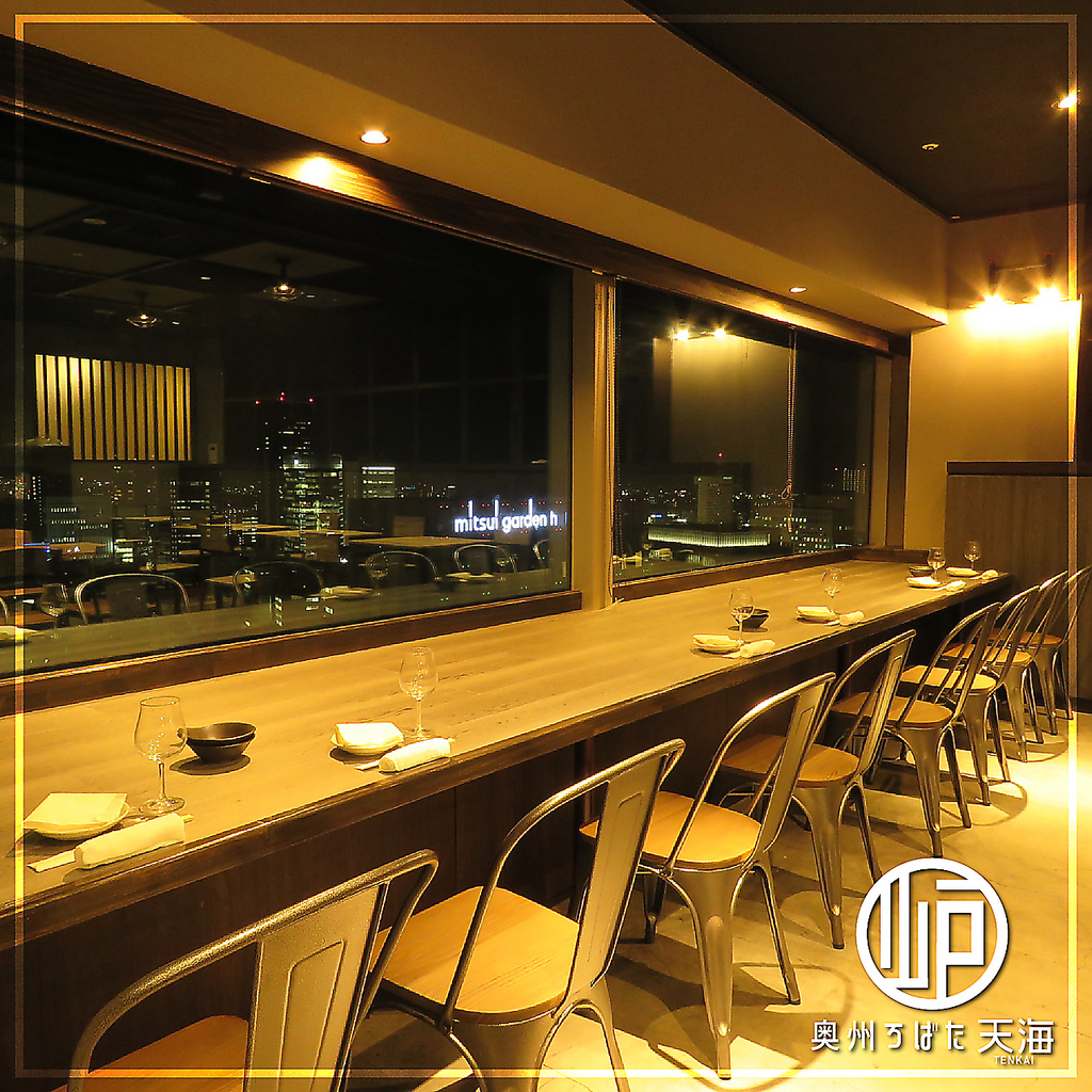 仙台市内の景色を眺めながらゆったりとお寛ぎいただけるカウンター席。大切な方と贅沢なひとときを。