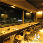 仙台市内の景色を眺めながらゆったりとお寛ぎいただけるカウンター席。大切な方と贅沢なひとときを。