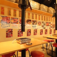 懐かしい大阪の韓国焼肉屋が原点のふたご屋は明るい活気のある店内。肉のプロスタッフがご希望やお肉の種類によってお焼き致します。盛り上げなどもおまかせあれ！