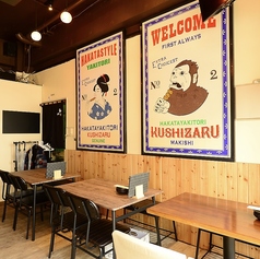 当店のテーブル席では、南国の雰囲気を感じながら、本格串焼きと冷たいお酒で沖縄を満喫できます◎ 沖縄の風を感じながら、ちょい飲み・ちょい食べを楽しむことができる特別な空間です。心地よい時間を過ごしながら、友人や家族と素敵なひとときをお楽しみください★ ぜひ一度お越しください！御来店をお待ちしております。