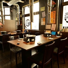 【テーブル席:2人×5卓】2席のテーブルが5卓あり、少人数でも焼肉を楽しむことができます♪家族や友人と一緒に美味しい料理を囲みながら、楽しい会話を楽しむことができます★美味しい焼肉を心ゆくまで堪能し、素敵な思い出を作ってください☆ぜひ皆さんでお越しください◎