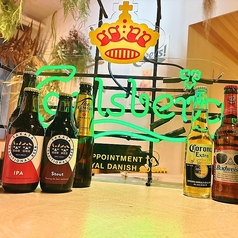 背筋がふっと楽になる座り心地の良いお席です。肘を置けば手元の明るさがほどよく、メニューの文字もすいすい読めます。店の雰囲気に浸っている内に、今の気分に合う一本が見つかるかも☆迷ったらスタッフに気軽に相談できちゃう！混み合う時でも待ちやすい動線☆となり同士のおしゃべりも心地よい、居心地の良い席です。