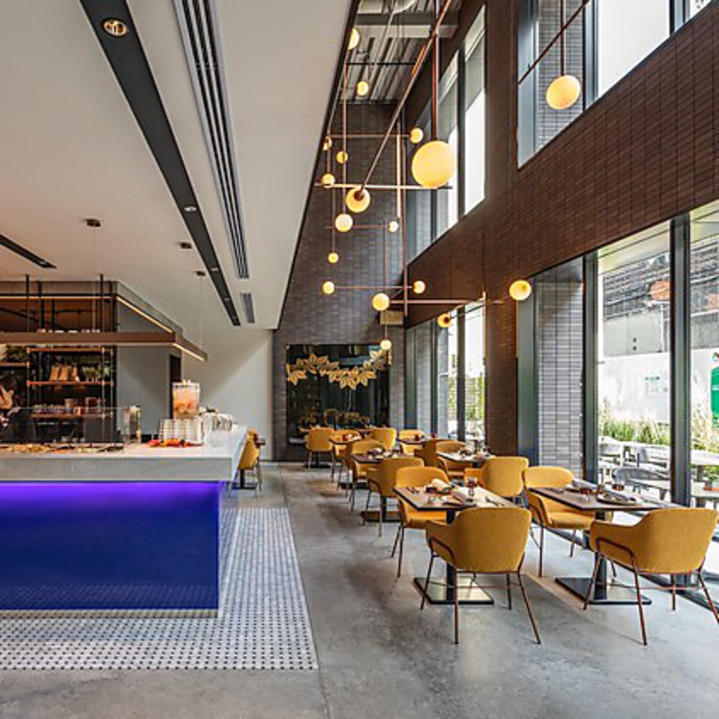 一面ガラス張りの開放的なお洒落空間で彩り豊かなお料理をご堪能いただけます！