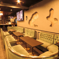真ん中6名様テーブルです。どこか懐かしさを感じさせる店内で、落ち着いて会社の同僚・地元飲み・家族など様々なシーンでご利用下さい！