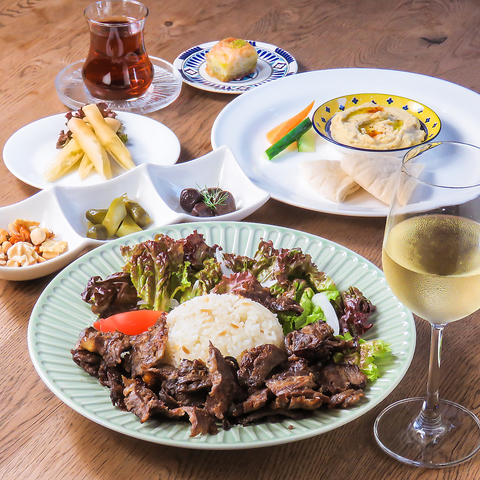 本場の味を堪能！回転する大きな牛肉のケバブ、ハラルミート使用の逸品です。