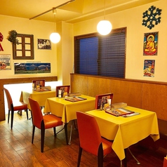 マサラにはソファー席もございます。ランチではお話しながら、お食事を楽しんで頂く、夜はお食事だけではなく、チョイ飲みでお酒も楽しめるそんな席です(広島　ランチ　女子会　会社宴会　インドカレー　各国料理　ナン　カレー)