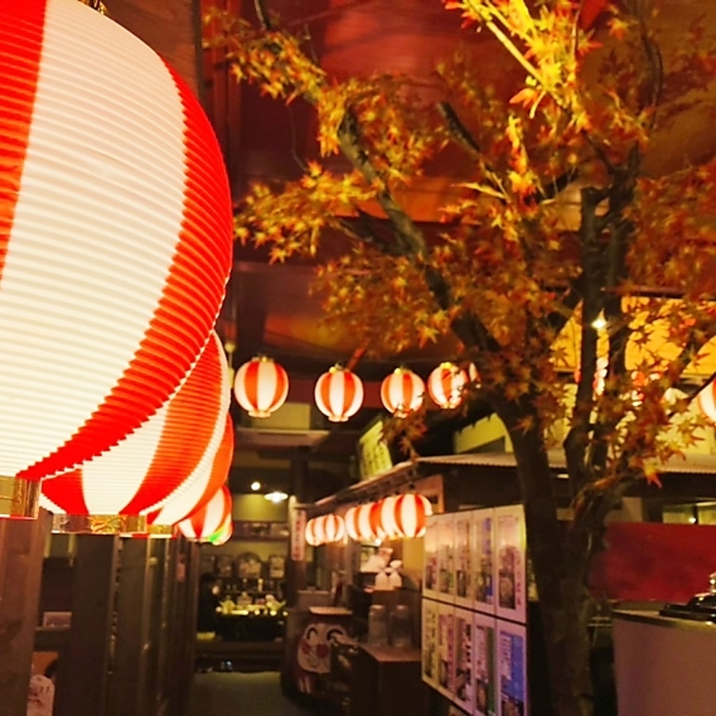 季節によって変化する内装！春は桜、夏は新緑、秋冬は紅葉です！