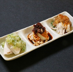 蒸し鶏三種の食べ比べ