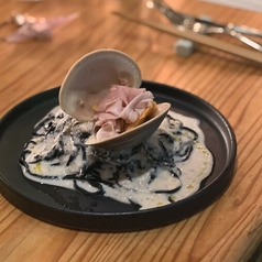 白蛤とロースハム　りょう次のイカ墨麺