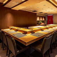 カウンター席でシェフの手さばきを感じられます。