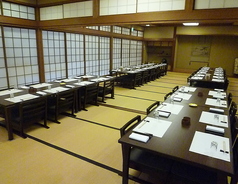 『高松の間』　三十八畳の大広間、板張りの舞台が付属しています。ステージイベント等にもお使いいただけるお部屋です。