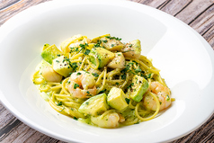 北海道常呂産ホタテと海老、アボカドのバジルクリームスパゲティ