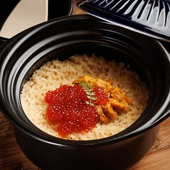 贅沢な味わい…『いくらとうにの海鮮土鍋ご飯』